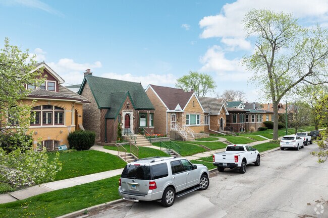 Street parking is plentiful in Galewood.