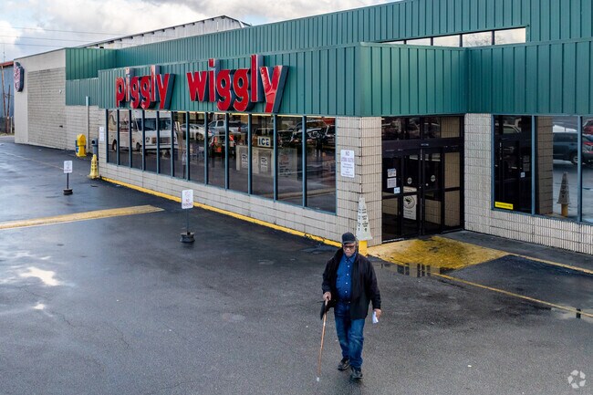 Magnolia-Harmony residents can do their weekly grocery shopping at the Piggly Wiggly.