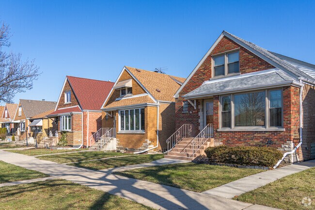 The lawns are properly maintained in Clearing.