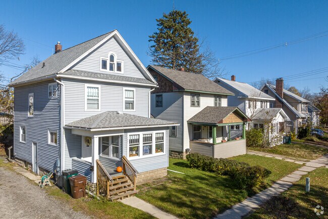 Hunter Park features Craftsman bungalows and American Foursquare homes.