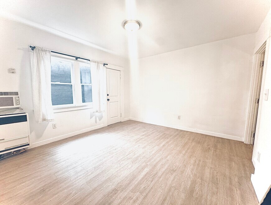 1110 N Sweetzer Ave, West Hollywood, CA 90069 - photo 1