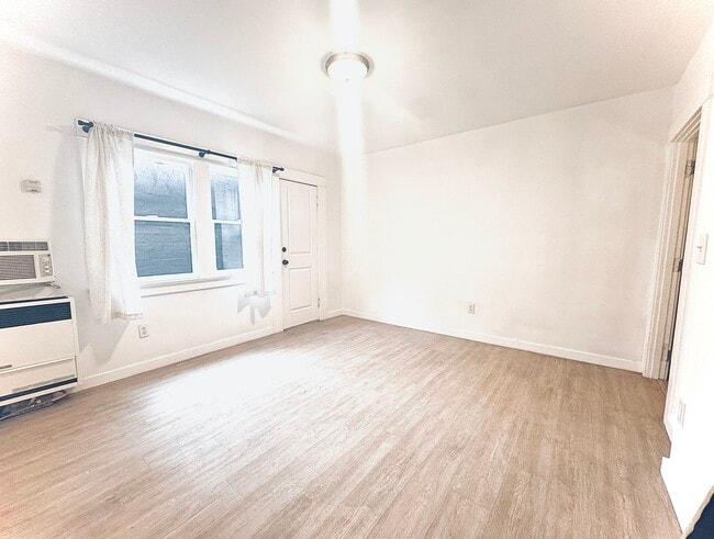 1110 N Sweetzer Ave, West Hollywood, CA 90069 - photo 3