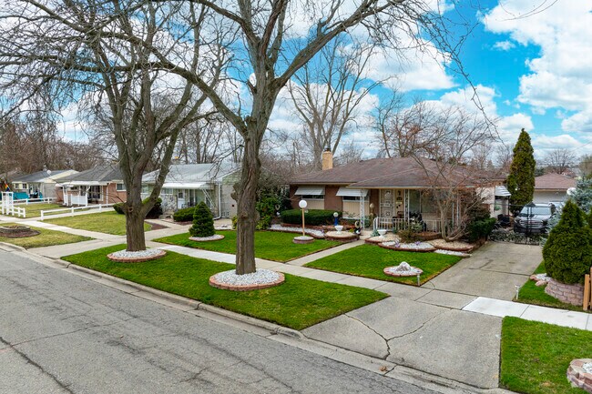 Brick ranches in Nancy Park often feature well manicured front lawns lined with trees.