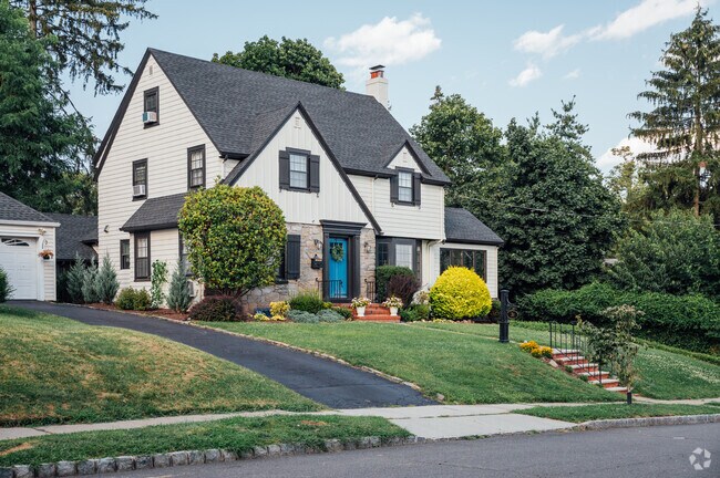 Beautiful homes off Mt. Pleasant Ave were built in the 1920s.