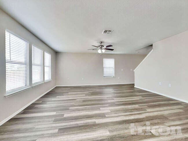 5617 Victory Gallop Dr, Del Valle, TX 78617 - photo 3