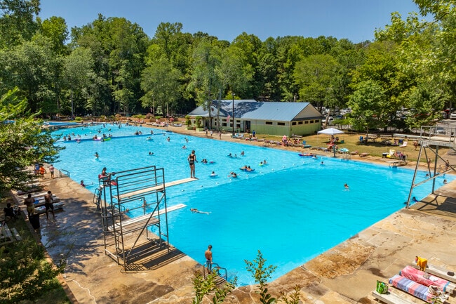 There are a multiple parks and public pools surrounding Downtown Hickory.