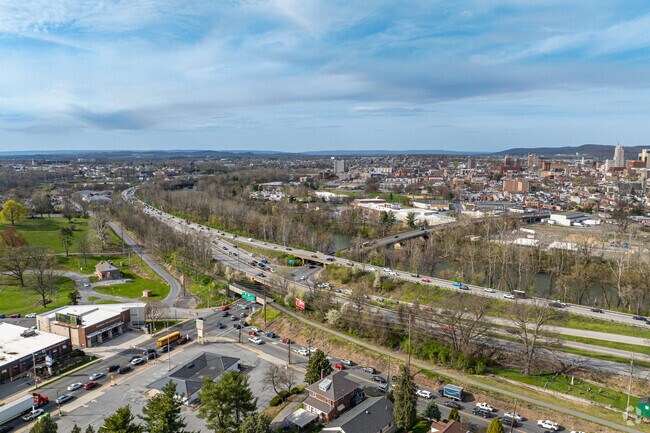 Kenhorst features convenient access to Route 422.