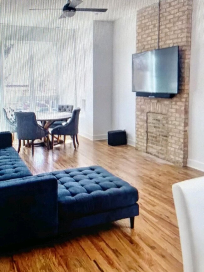 3458 W Walnut St, Chicago, IL 60624