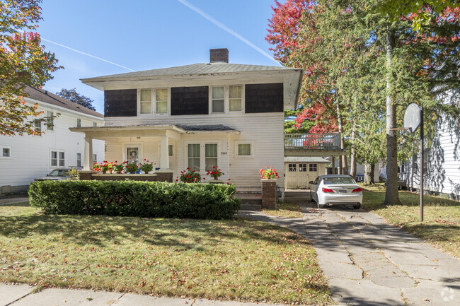 Homes in Southeast Side typically have unattached garages.