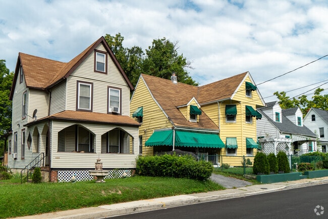 Detached single family homes in Wilson Park come in a wide variety of styles.