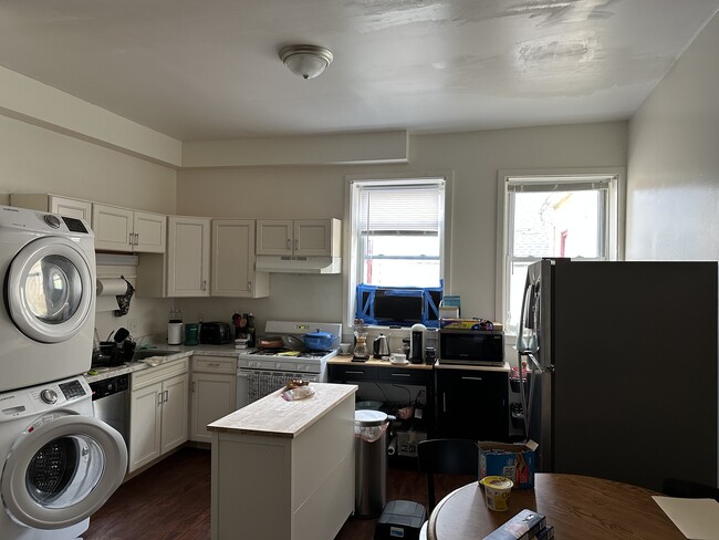 331 # 2 open layout kitchen into loving room