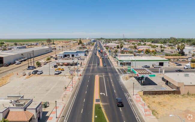 In the City of Dos Palos Elgin Avenue, or California state Route 33, leads south to Firebaugh and northwest to Los Banos.