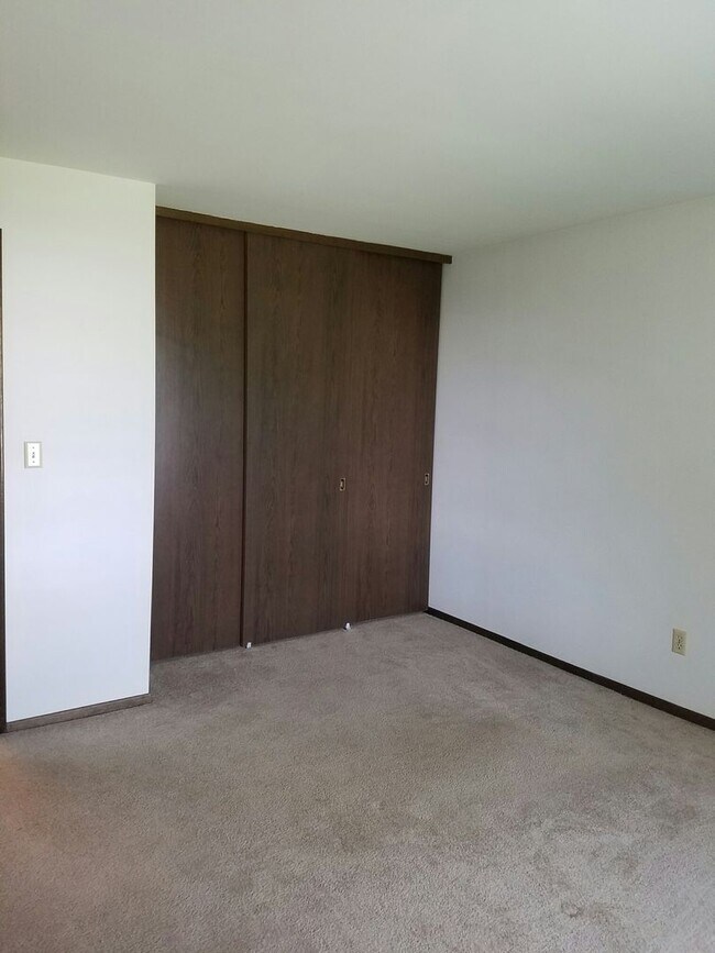 English Meadows Apartment Homes, Greenfield WI, Milwaukee, WI 53220 - photo 7