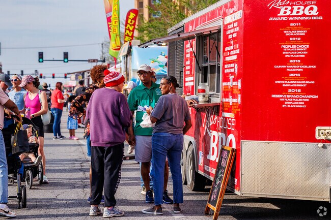 Murphy and Leffen residents gather to try out local flavors at Third Thursday.