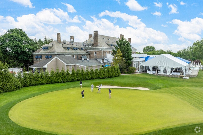 Fenway Golf Club is the premier golf club in the Murray Hill Middle Heathcote
area.