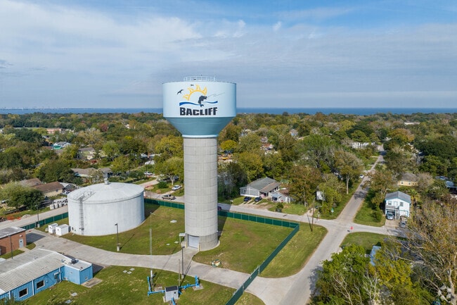 Bacliff lies between Houston and Galveston near the bay.
