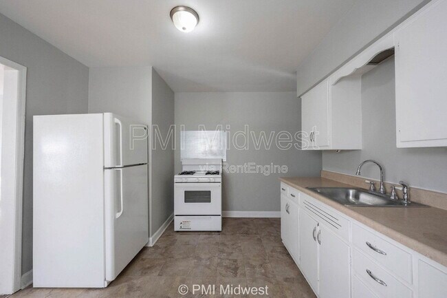 2512 Brookside Pkwy N Dr, Indianapolis, IN 46201 - photo 6