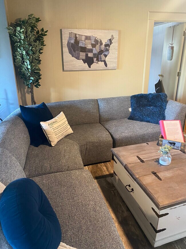 Fully Furnished Livingroom