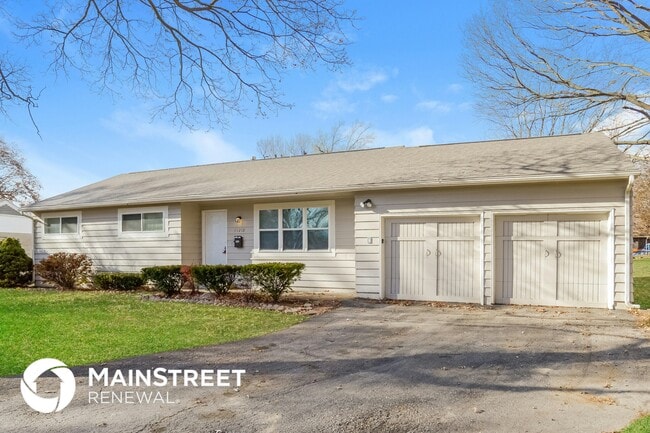 11212 Lecluyse Dr, Shawnee, KS 66203 - photo 2