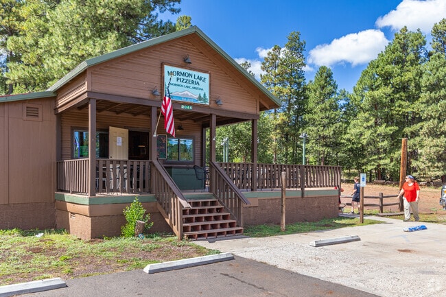 Mormon Lake Pizzeria is the neighborhood’s go-to for a personal pie or wings.