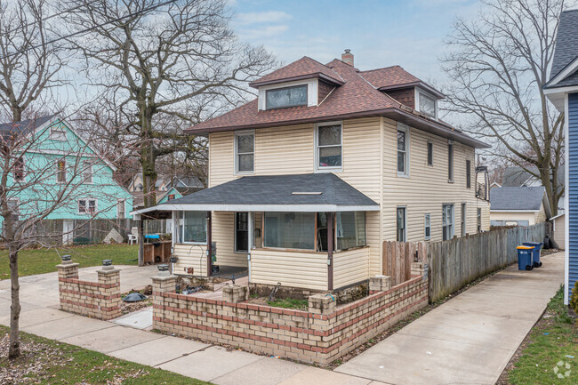 You can find large foursquare homes in the Black Hills neighborhood.