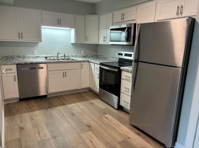 42nd St Apartments, Davenport, IA 52806 - photo 2