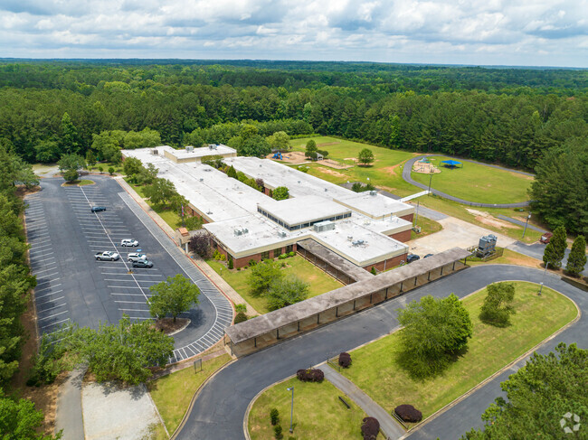 Braelinn Elementary School has a large campus with green landscapes.