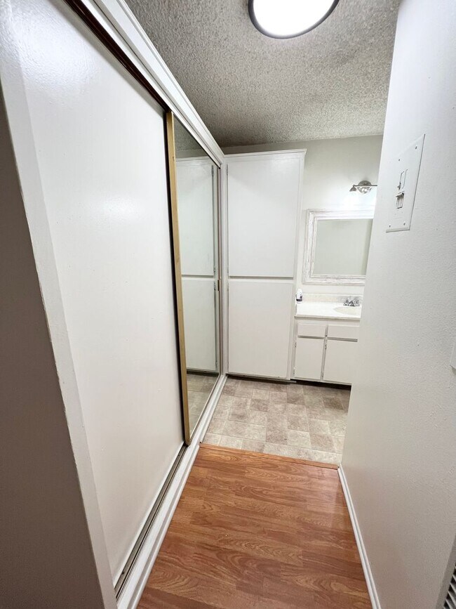 REGAL MANOR, Hawthorne, CA 90250 - photo 4