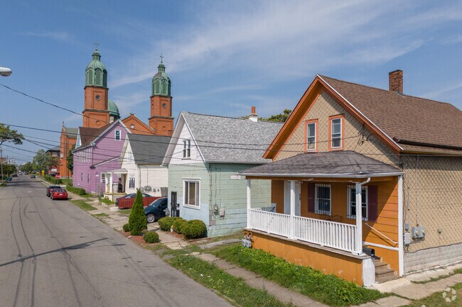 Homes in Broadway-Fillmore on average sell after 63 days on the market.