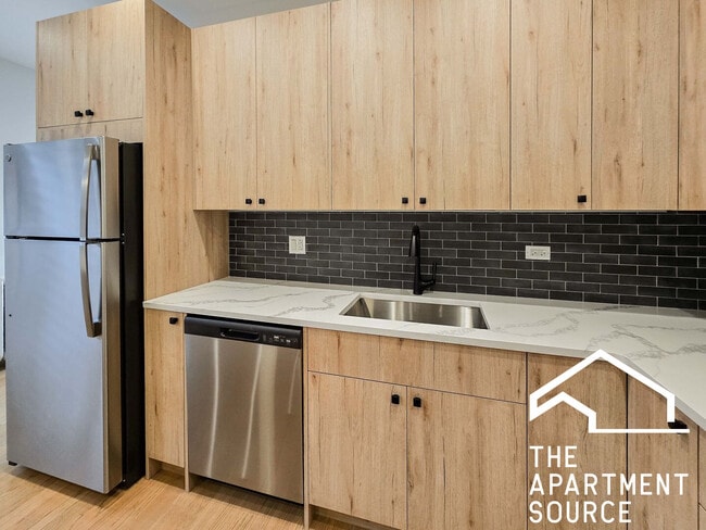 2257 W Argyle St unit 3, Chicago, IL 60625 - photo 2