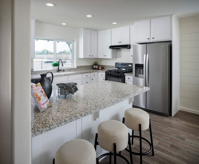 337 Kennedy St, Visalia, CA 93292 - photo 4