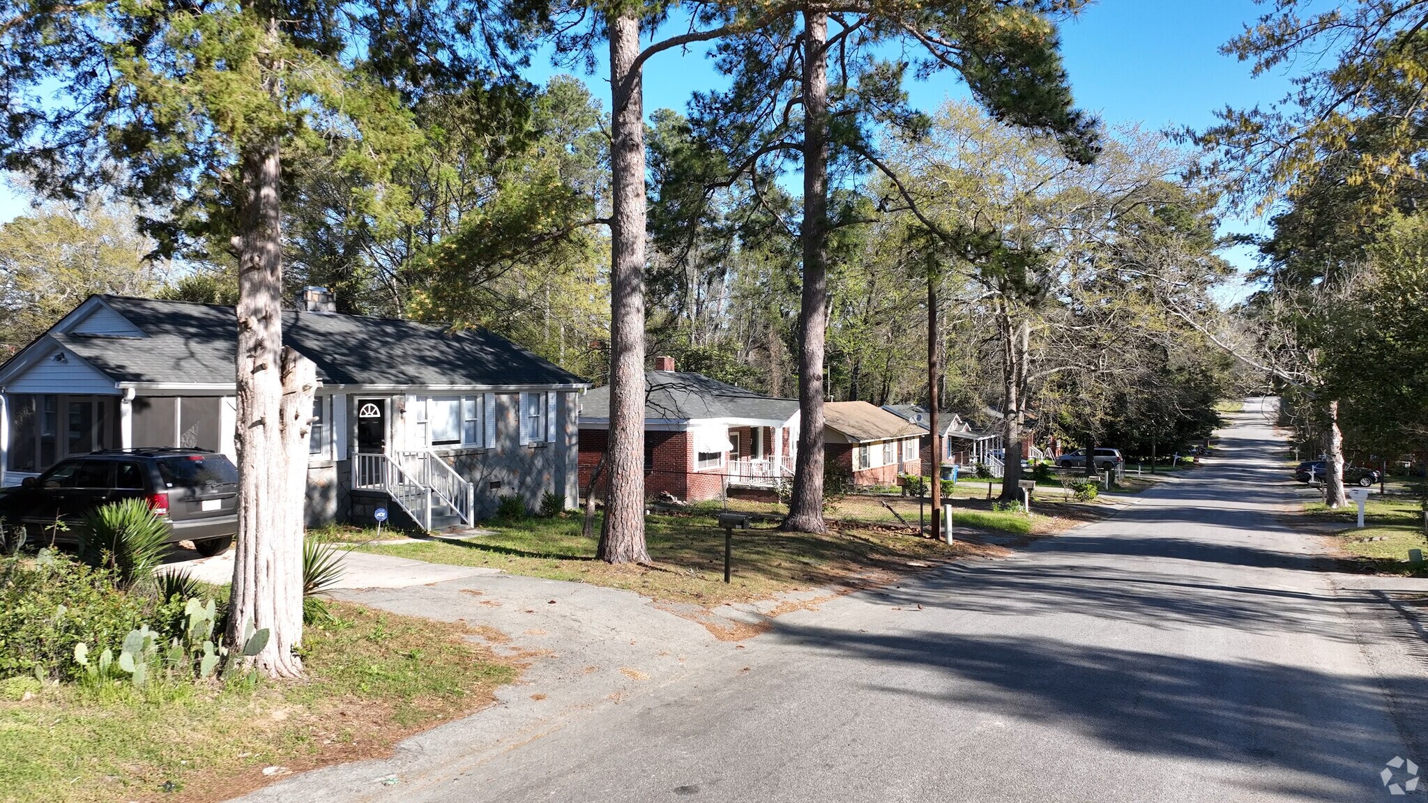 Ranch homes built with brick and siding line the streets of Belvedere.