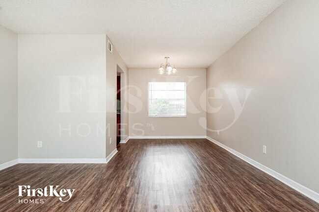 2101 Shady Point Ln, Brandon, FL 33510 - photo 3