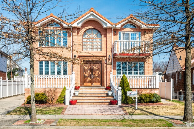 Houses with beautiful structure is commonly seen in Bayside.