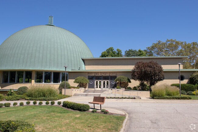 Chaviva High School provides private education in the neighborhood of 
Cleveland Heights