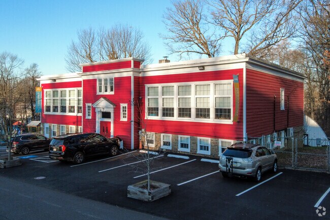 There are 39 students in Neshaminy Valley Montessori School according to Niche.