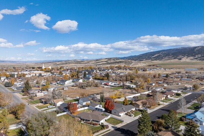 Neighborhood homes in Ephraim with mountain views.