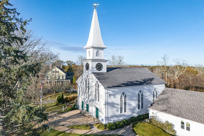 The First Parish Brewster Church anchors the town’s rich maritime history.