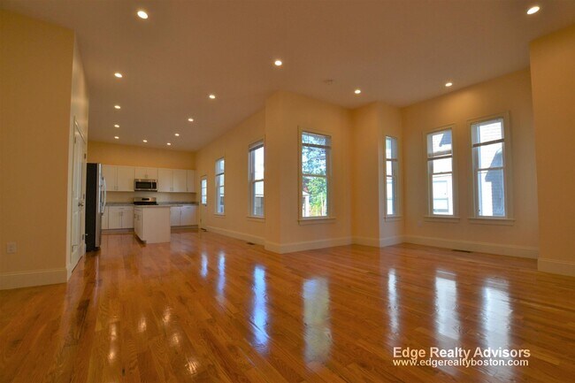 33 Pratt St unit 2, Allston, MA 02134 - photo 4