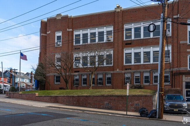 The student to teacher ratio of The Thomas Jefferson Elementary School is 13-1.