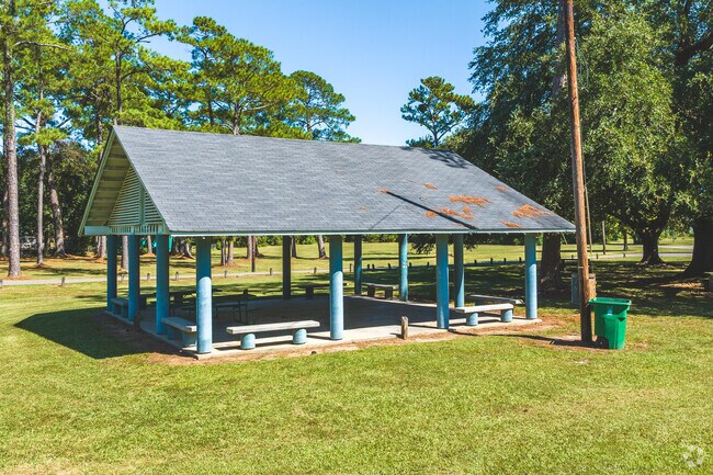 McNally Park on Mobile Bay offers pavilions and a boat ramp.