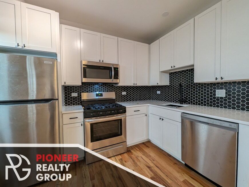 648 W Wrightwood Ave unit 2, Chicago, IL 60614 - photo 1