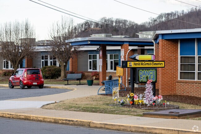 Harold McCormick Elementary School earned a B+ grade from Niche.