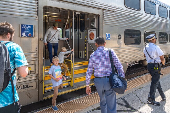 Stonehedge residents have quick access to the Metra and Downtown Chicago.