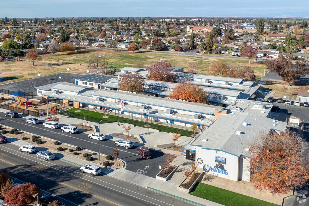 The Lincoln Elementary School in Reedley, CA serves students in grades K-5.