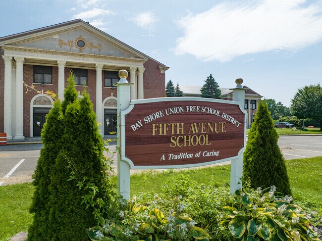 Fifth Avenue School is an Elementary School in Bay Shore that serves 388 students grates K-2.
