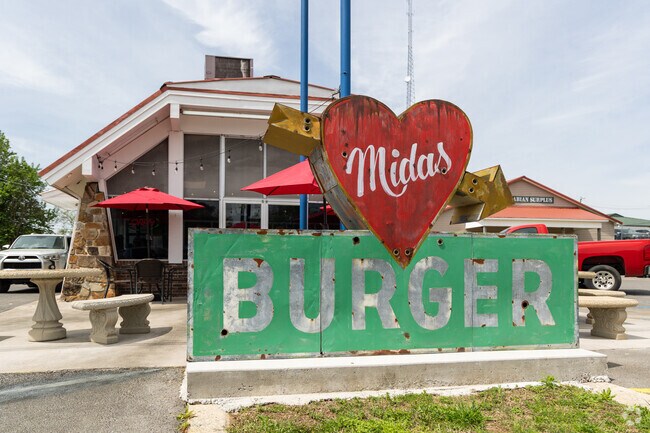 There are several local restaurants in Arab, Alabama, such as Midas Burger.