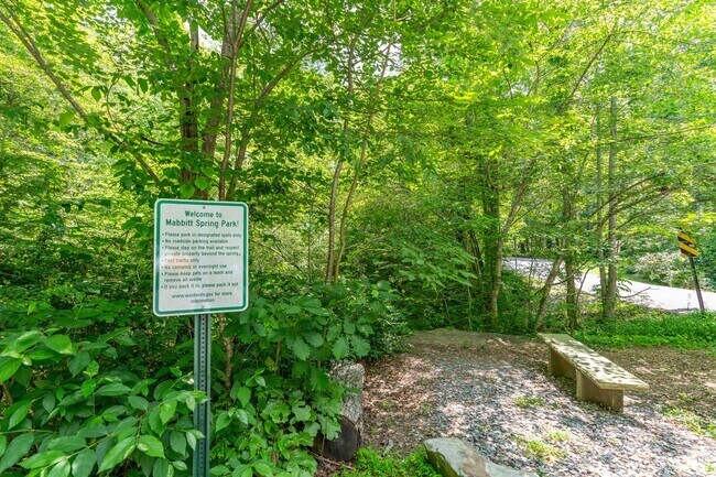 Walden't Mabbit Spring Trailhead is a quaint neighborhood retreat with paths and water views.