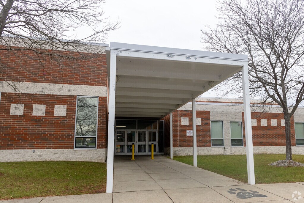 Bristol Elementary School provides education in the neighborhood of 
Outlying Trumbull County.