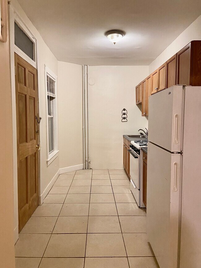 130 Oxford St unit 3, Cambridge, MA 02140 - photo 3